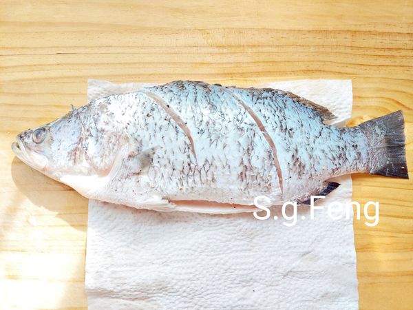 4.鱸魚醃漬好時，再用餐巾紙擦乾水份，避免水份油爆。