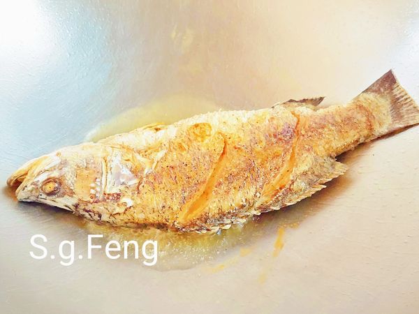 6.再將鱸魚翻面，續煎約5-6分鐘；煎至兩面金黃上色恰恰。