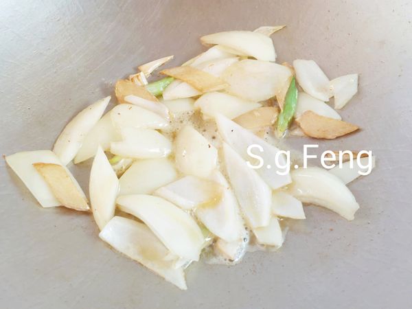 8.再放入薑片、蔥白、洋蔥炒香。