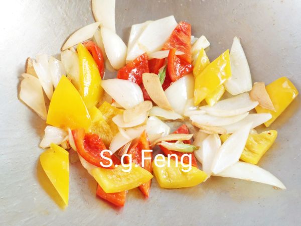 9.再放入紅、黃甜椒拌炒幾下(轉油亮感)。