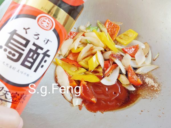 10.再加入[糖醋醬]中的醬油、十全120天完熟烏醋、蕃茄醬、糖、水，拌勻煮滾。