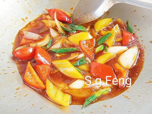 11.最後再加入蔥綠，翻拌轉綠後即可關火。