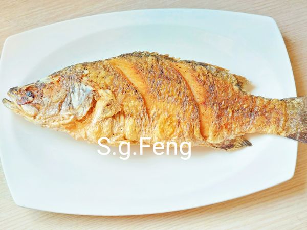 7.魚煎好後先起鍋，擺於盤中。