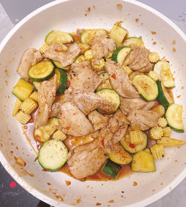 掀蓋後再快速翻炒收汁，即可上桌！