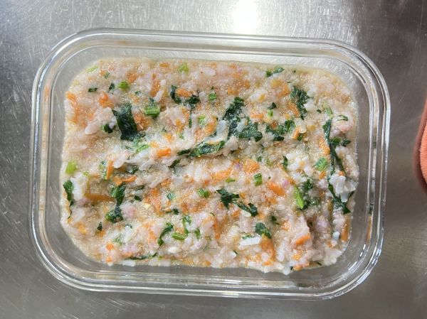 熱鍋熱油下蒜頭、紅蘿蔔炒香炒軟。
加入清水、寶寶高湯、白飯一起熬煮成粥。
起鍋前加入菠菜拌熟透後即可食用。