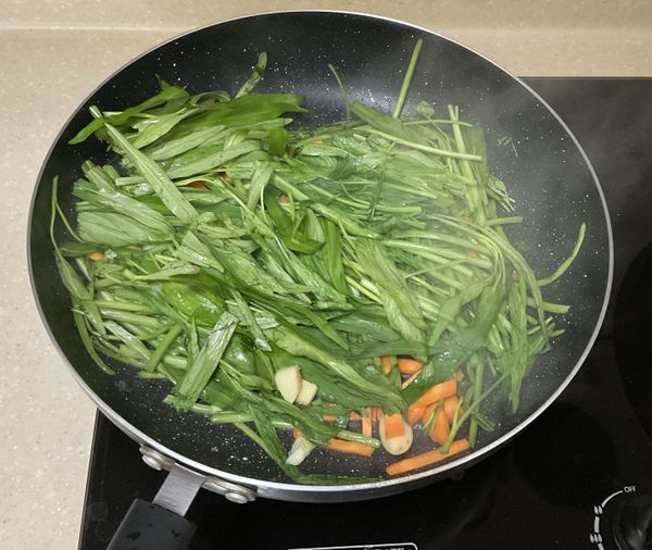 炒熟後放入空心菜葉子繼續炒