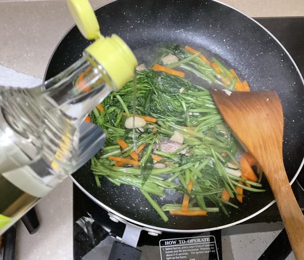 加入鹽巴跟砂糖炒熟，起鍋前加入十全180天完熟米醋翻炒均勻