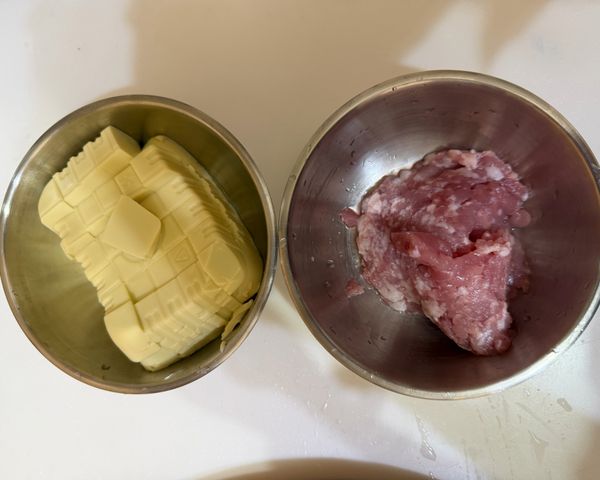 備好
雞蛋豆腐跟豬絞肉