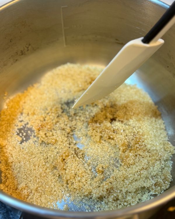 把砂糖融化至濃稠，加入剛剛的牛奶、玉米澱粉，吉利丁煮至濃稠和砂糖混在一起在加入無鹽奶油、鹽，焦糖就做好了