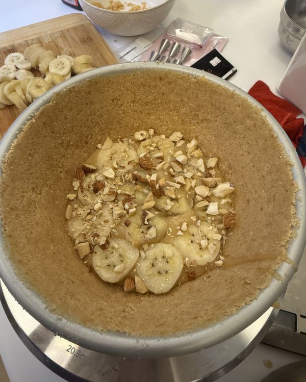 接著就是一層香蕉、一層焦糖、和少許的堅果，鋪好冰冷凍30分鐘，在上奶油霜冰冷藏灑上一點可可粉