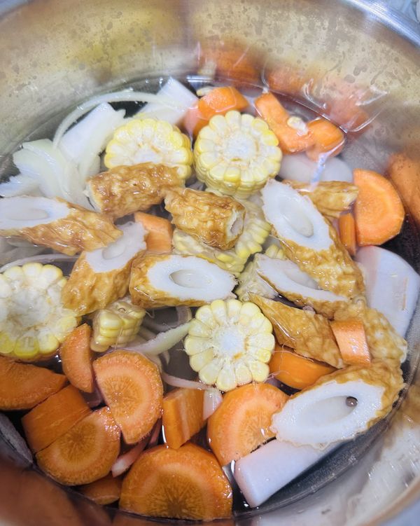 將已經剪好切好備料的以下食材（昆布、乾燥香菇、白蘿蔔、紅蘿蔔、玉米、洋蔥等等….）可以熬湯底的食材，先放入已經加入水的熱鍋滾水中煮個10分鐘，讓天然的湯底味道出來後。