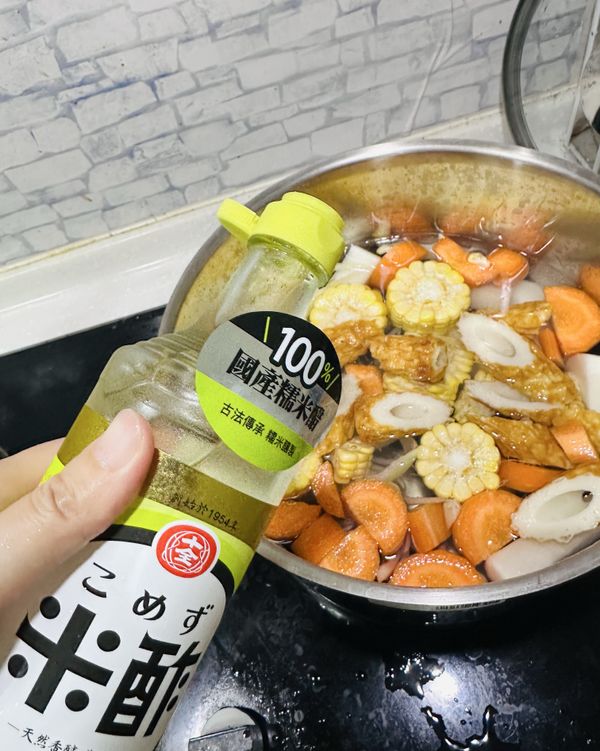 分別加入十全180完熟米醋、醬油、味噌等等的調味組，繼續攪拌均勻，繼續中火蓋鍋悶煮5分鐘，並同步準備葷的食材 。