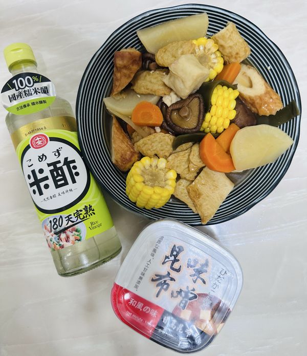 最後加上玉米、白蘿蔔熟透入味，即可撈起入盤上桌。