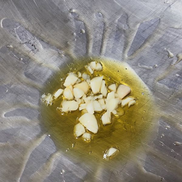 加熱鍋具，倒入食用油，蒜頭去膜切成蒜末，放入蒜末爆香。