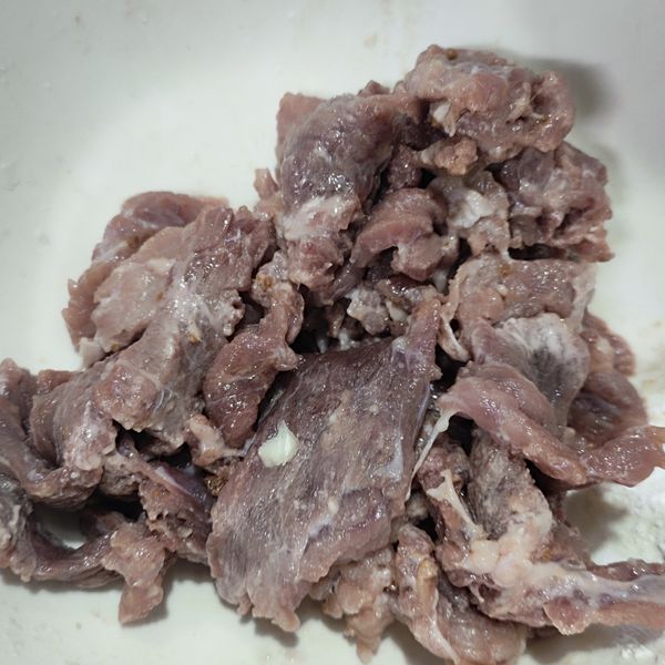 牛肉切薄片，用少許樹薯粉抓拌均勻，這樣的牛肉炒起來比較嫩口。