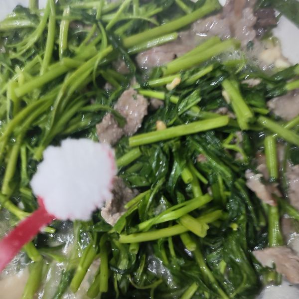 加入鹽巴調味。