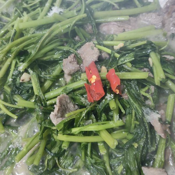 加入切小段的紅辣椒，提升整道菜的色香味。