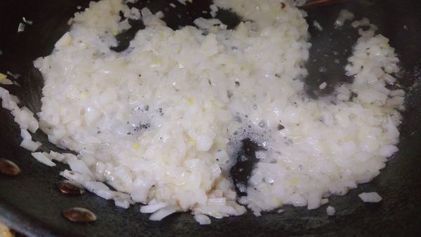 在鍋中放入50克奶油煮溶化後，放入洋蔥丁小火拌炒，炒至洋蔥丁變透明狀。