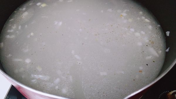 接著倒入水、 牛奶，中小火煮滾。