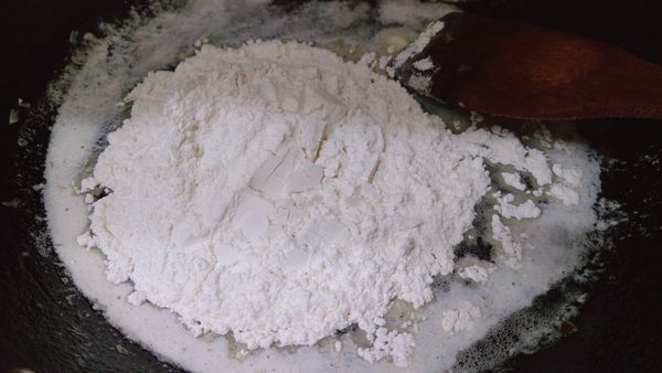 另起一鍋煮溶50克奶油和沙拉油後，放入中筋麵粉慢慢翻炒出面香味後，倒入630克的水讓麵粉糊化(此步驟的份量，可一次作多份，待成品放涼後放入冷凍庫冷凍保存，每次所需的份量即可)。