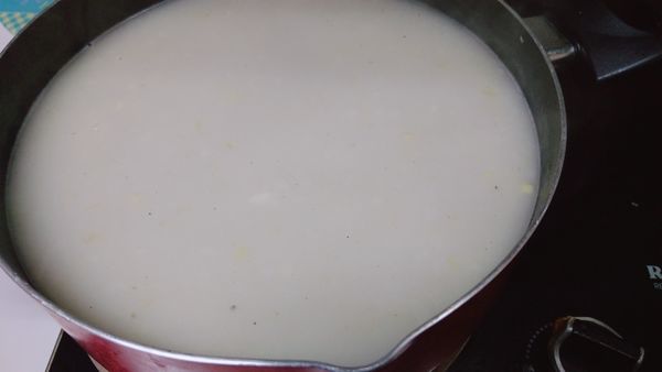 再將糊化的麵糊倒回步驟3的洋蔥丁湯中煮滾，要不停攪拌直到糊化的麵糊全部化入湯中全部化開，調味即可。(此濃湯的量可做8份，未用完的濃湯，可分裝冷凍保存 。)