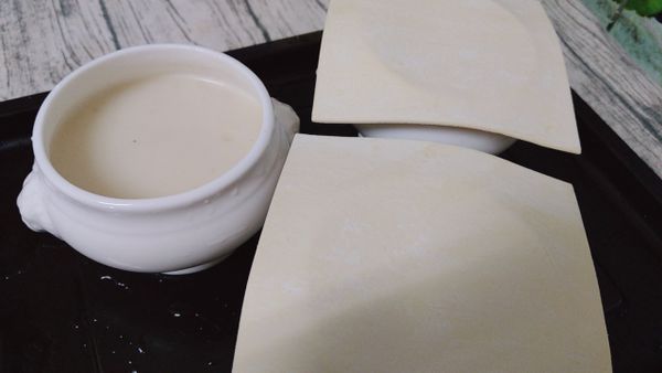 準備濃湯杯(或雙獅頭碗)，並延著碗的邊緣塗上蛋液，放上酥皮片(酥皮片稍微用擀麵棍擀開些，膨脹起來後才會將湯杯完全覆蓋住)。