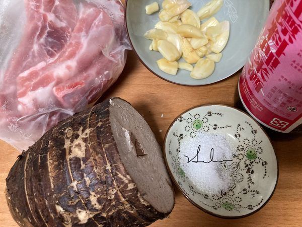 先將所有材料備妥。蒜頭用菜刀拍扁剝皮，芋頭請直接削皮再切成小塊，保險一點可以戴手套，千萬不要洗後再削皮，因為汁液中的草酸鹼黏液會讓你的手奇癢無比。