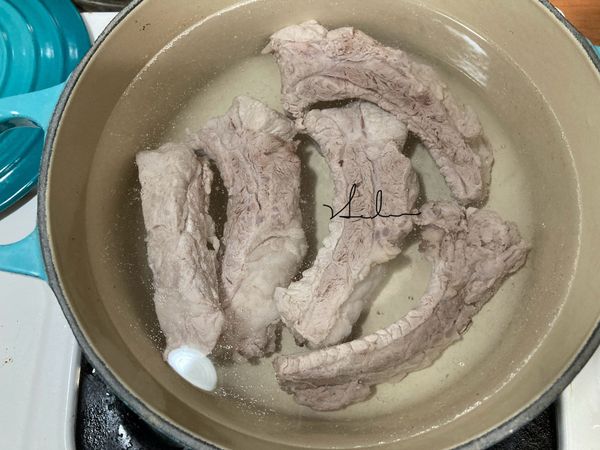 將豬肋排拿出，髒水倒掉，把鍋內邊緣的浮渣用廚房紙巾擦掉，或是直接洗乾淨。鍋內放水1000CC及豬肋排小火蓋上鍋蓋煮10分鐘。