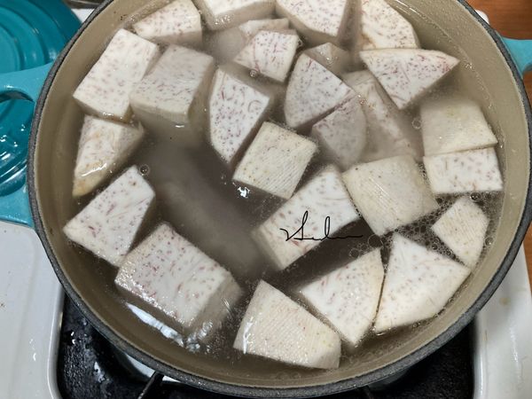 放入芋頭，煮5分鐘。中火。