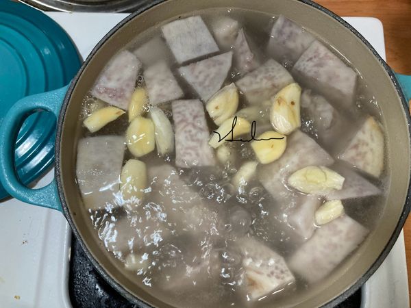 加入鹽巴，再放上蒜頭煮3分鐘，中火。完成^ ^
蒜香撲鼻的芋頭豬肋排完成。