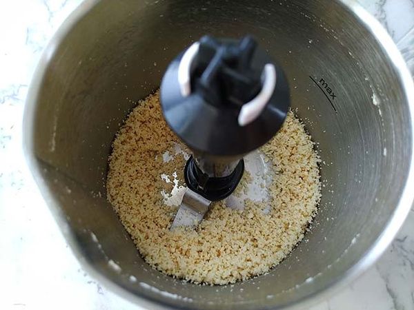 將腰果用研磨機處理成腰果粉備用