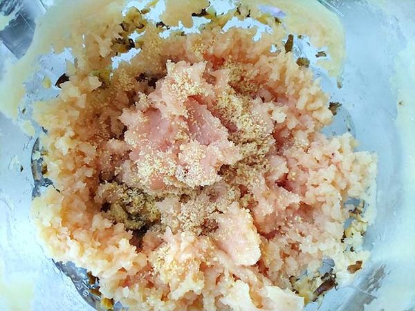 雞里肌、香菇丟入調理盆內，用切刀絞碎，加入腰果粉拌勻