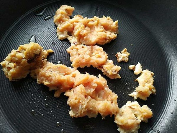 不沾鍋中倒入少油熱鍋，再倒入雞絞肉炒開