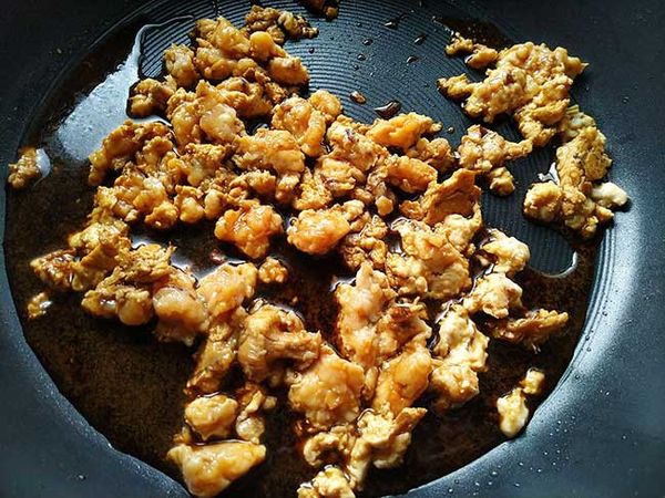 加入柚肉和風醬及水，拌炒至肉熟略收汁