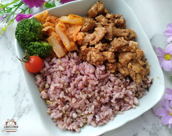 炒好的雞肉燥可以配紫米雜穀飯，更營養喔～