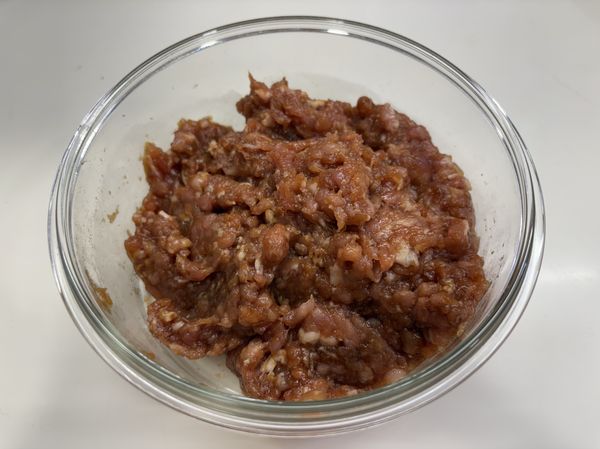 把所有的調味都放進碗裡，攪拌均勻
大概就是長這樣