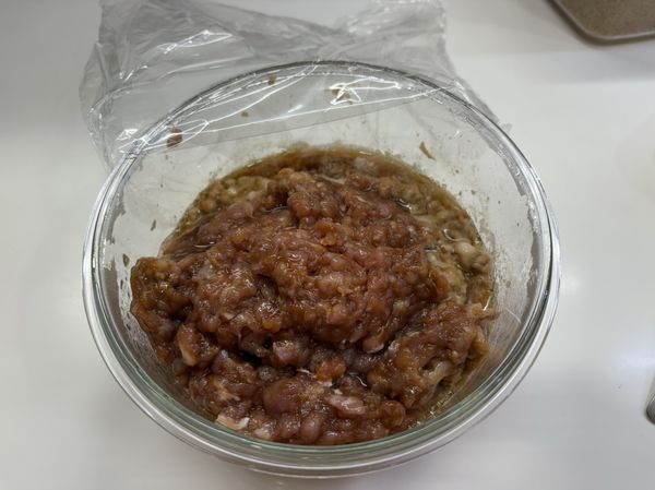 蓋上保鮮膜放進微波爐，700w加熱2分鐘；時間到了拿出來再攪拌，再蓋上保鮮膜繼續微波加熱2分鐘至熟透。