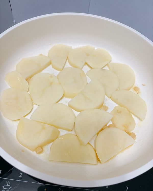 煎馬鈴薯：
　平底鍋開中火，放入奶油融化，再加入少許蒜醬爆香，接著平舖馬鈴薯片。