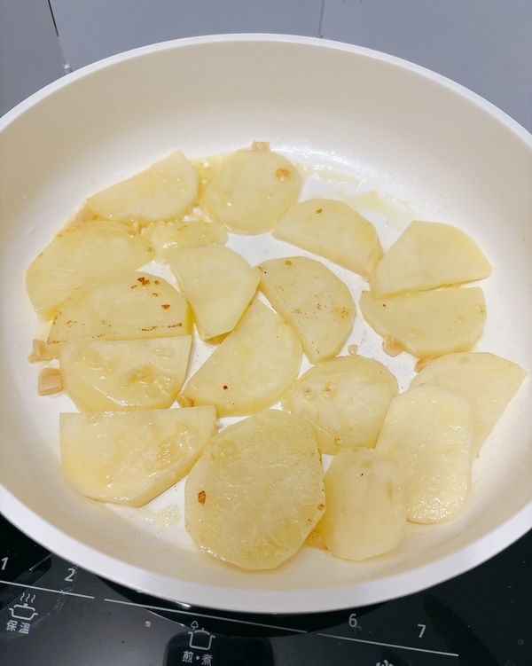 翻面上色：
　等馬鈴薯煎至略上色（約2分鐘）後翻面，另一面也煎至金黃。