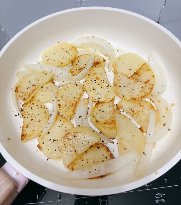 撒上黑胡椒或喜愛的香料粉（想吃什麼口味就灑什麼粉），翻拌均勻即可起鍋。