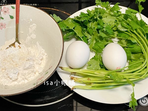 準備材料 : 兩種粉加一點點鹽，慢慢加水調到略稠變成麵糊，香菜洗乾淨切小段。