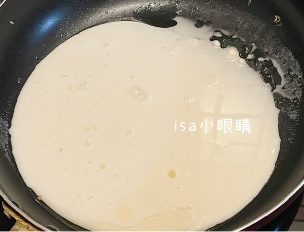 先用一點點油煎蛋餅皮。