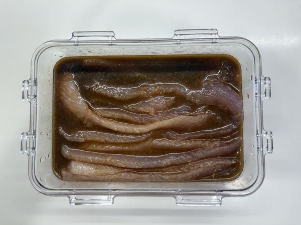 我們將虱目魚柳放進醃料組裡，建議冰一個晚上比較入味