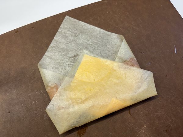 用折信封的方式捲起豆皮，連接處可以塗上蛋液黏合