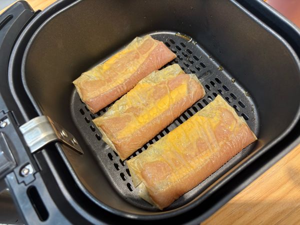 放進氣炸鍋，表面塗上蛋液
設定180度6分鐘