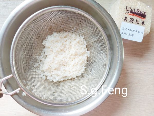 3.洗米，換水2次清洗，並以漏勺瀝乾水份。