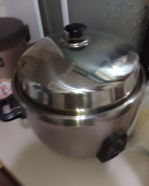 將菜頭洗淨，然后去皮，，，再將菜頭切成一小塊，一小塊，，，再將鍋子加入淨水器的水（8分滿），，，將菜頭，丸子，魚餃，放入鍋內，再加入5瓢鹽巴，，，將鍋子整個置入電鍋內，，，電鍋內要加入1小杯的水，將電鍋鍋蓋蓋上，電鍋開關打開，讓其開始煮，，，