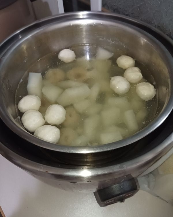 待其滾10分鐘后，電鍋開關跳至保溫，，，打開鍋蓋，即是美好得一大鍋菜頭丸子湯囉！只要10分鐘呦，輕鬆上菜呦！