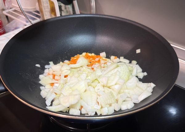 爆香蒜頭🧄，把洋蔥🧅炒至半透明，胡蘿蔔🥕下鍋炒