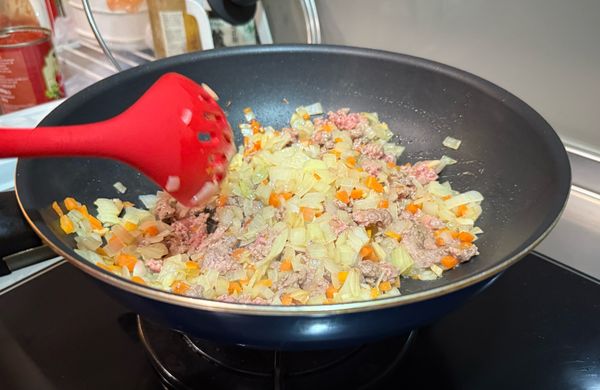 再加入絞肉拌炒